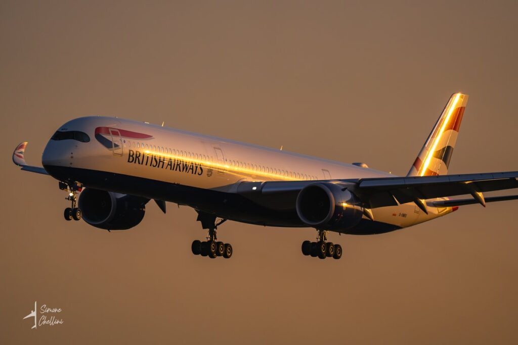 Heathrow’da Altın Saatte İniş Trafiği Objektife Yansıdı Heathrow’da Altın Saatte İniş Trafiği Objektife Yansıdı