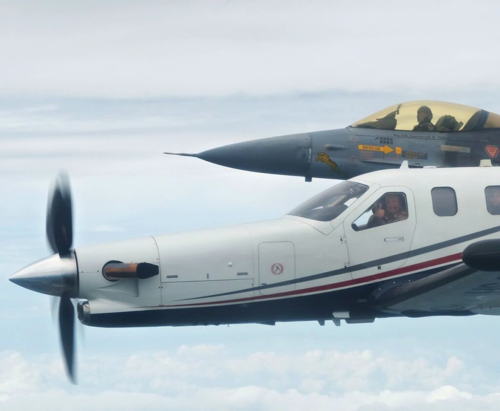 Tayland Başbakanı TBM 930’un Kokpitinde F-16’larla Korat’a İndi Tayland Hava Kuvvetleri