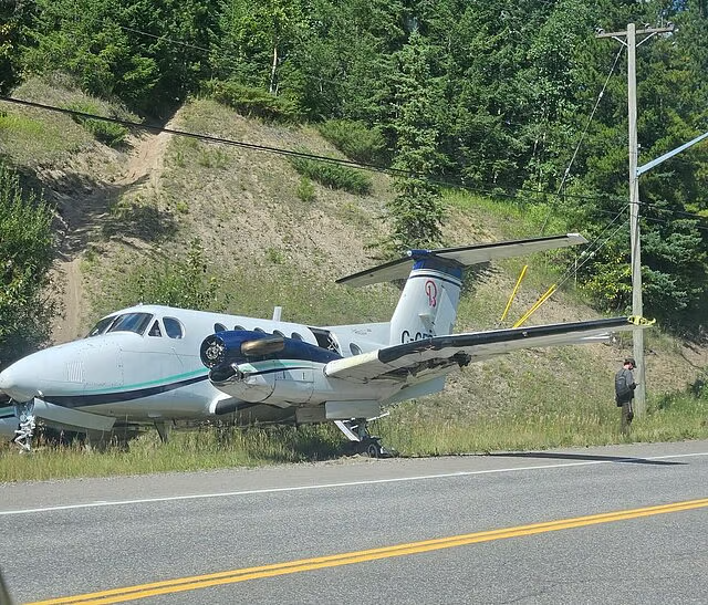 Beechcraft 200 Otoyola Acil İnişte Araçlarla Çarpıştı Beechcraft 200