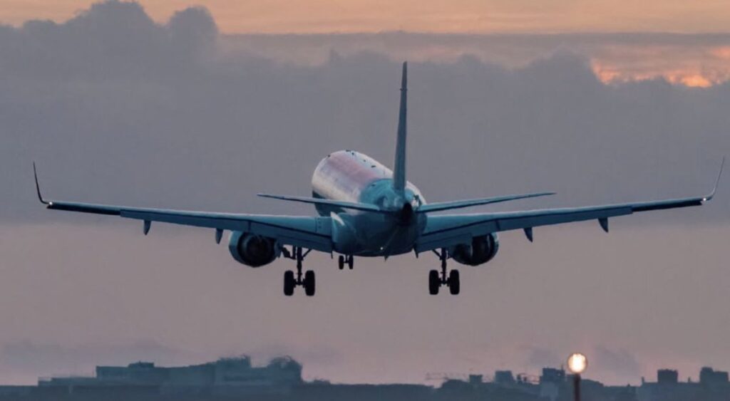 FAA Sistemindeki Radyo Arızası Üç Havalimanında Trafiği Durdurdu FAA