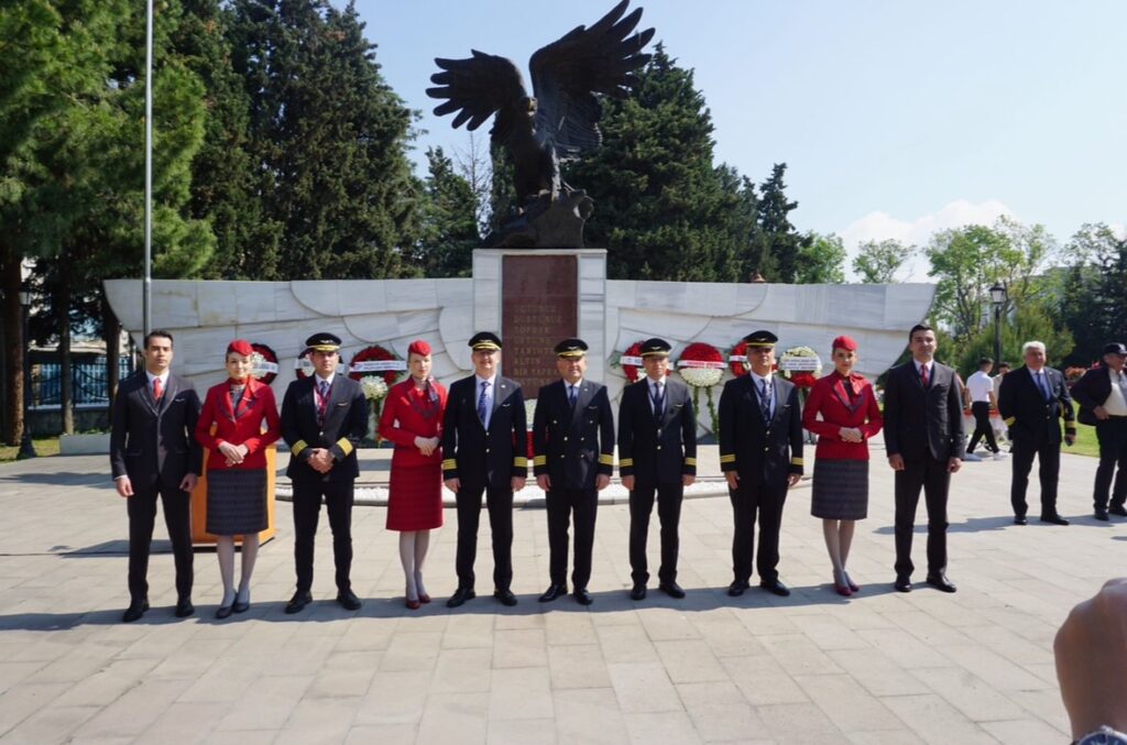 Hava Şehitleri Edirnekapı Şehitliği’nde Anıldı