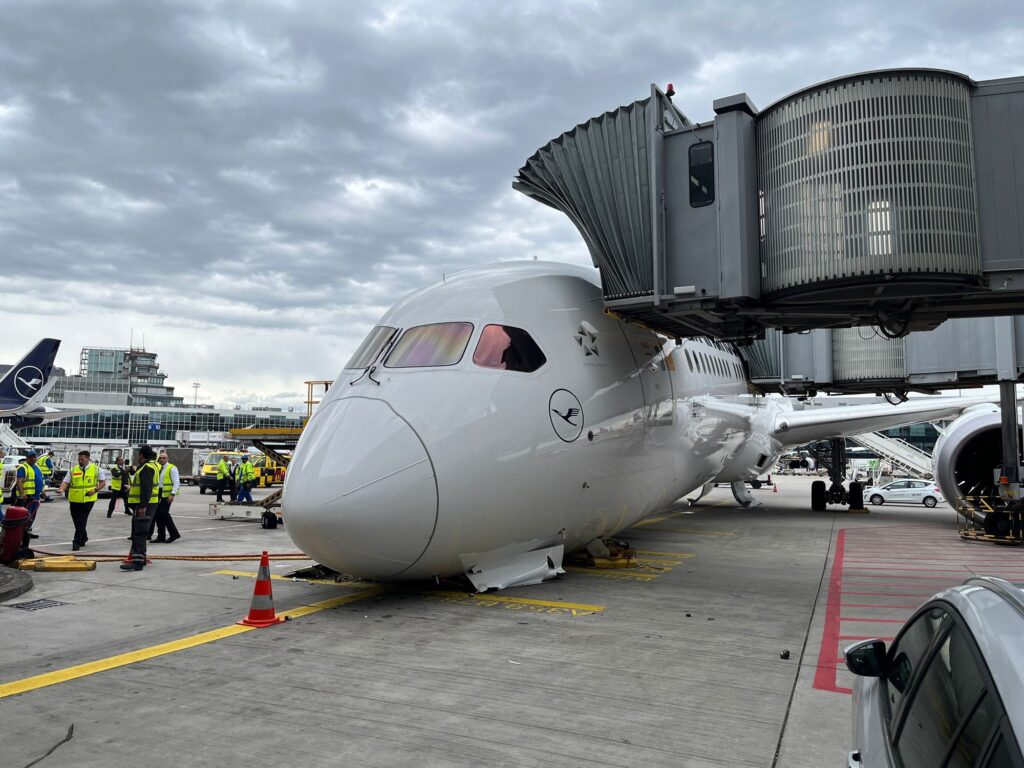 Lufthansa 787-9 Frankfurt’ta Bekleme Pozisyonunda Burun İniş Takımı Çöktü