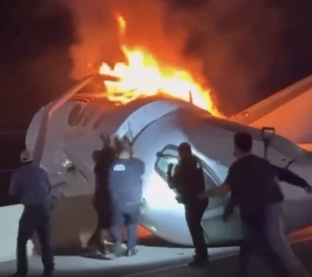 Teksas’ta İş Jeti Kazası: Acil İniş Yapan Cessna Citation Latitude Otoyol Kenarına Düştü
