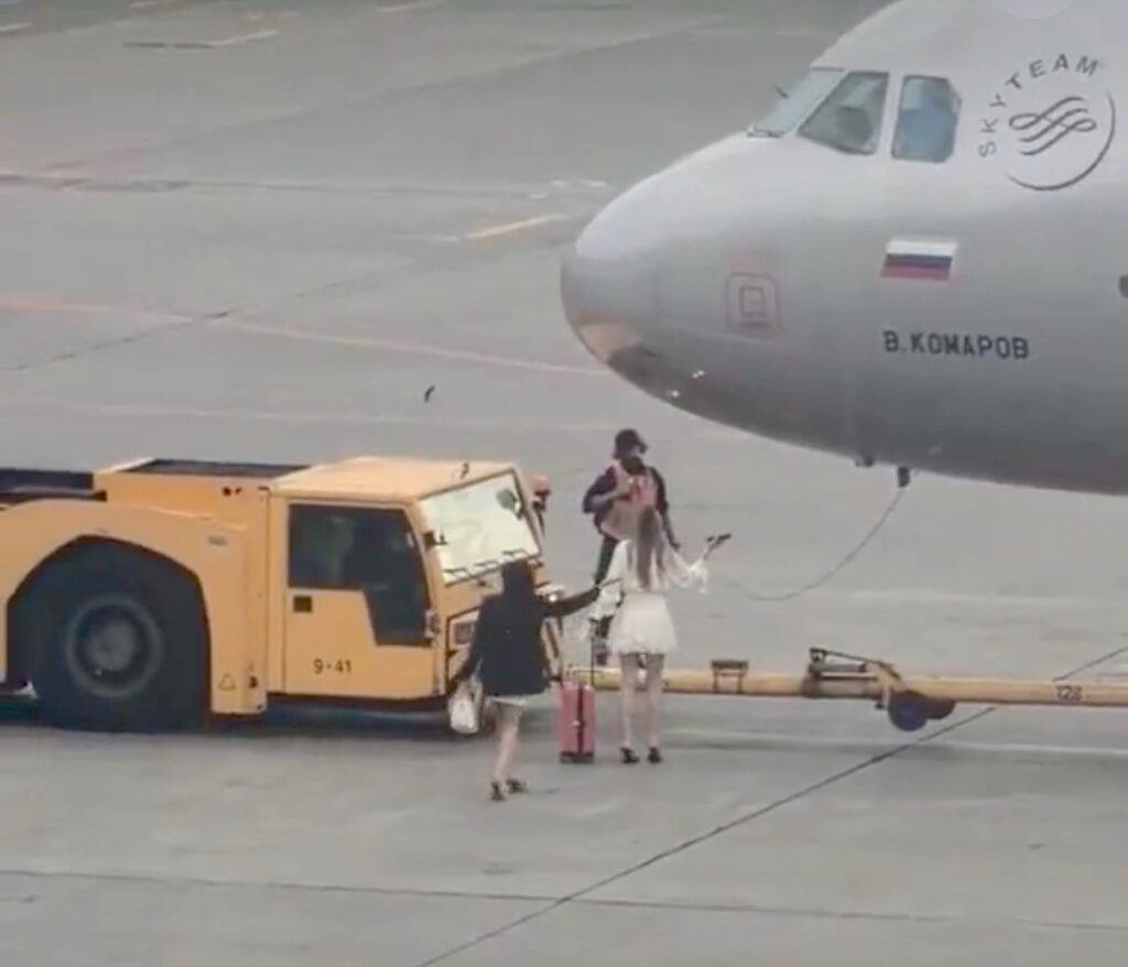 Şeremetyevo’da İki Yolcu Hareket Eden Uçağa Yetişmek İçin Aprona Çıktı