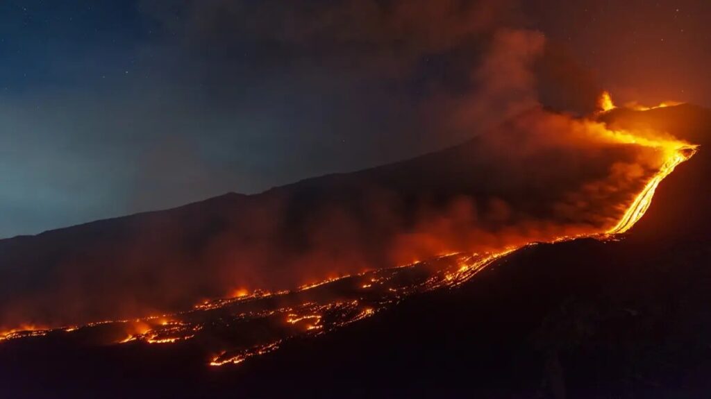 Etna Yanardağı Patladı, Katanya’ya Gelen Uçuşlar Durduruldu